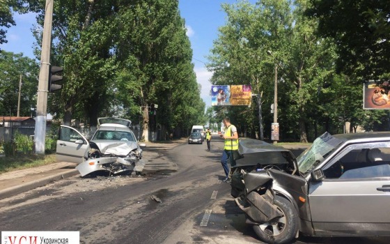 В Малиновском районе столкнулись ВАЗ с иномаркой: пострадали два человека (фото) usionline.com В Малиновском районе столкнулись ВАЗ с иномаркой: пострадали два человека (фото) «фото»
