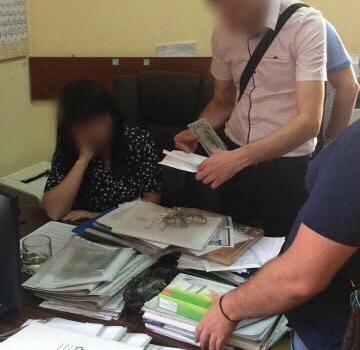 Час на сбор денег: чиновник требовала у иностранца взятку в 1100 долларов (фото) usionline.com Час на сбор денег: чиновник требовала у иностранца взятку в 1100 долларов (фото) «фото»