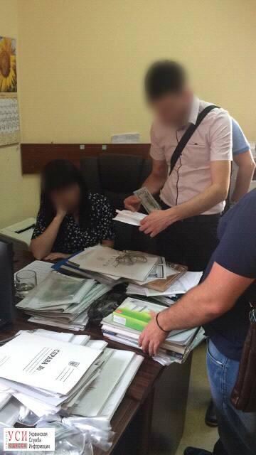 Час на сбор денег: чиновник требовала у иностранца взятку в 1100 долларов (фото) «фото»
