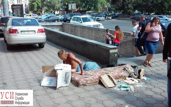 На одесском вокзале возле перехода поселился обнаженный бездомный (фото) usionline.com На одесском вокзале возле перехода поселился обнаженный бездомный (фото) «фото»