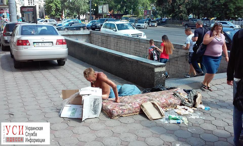 На одесском вокзале возле перехода поселился обнаженный бездомный (фото) «фото»