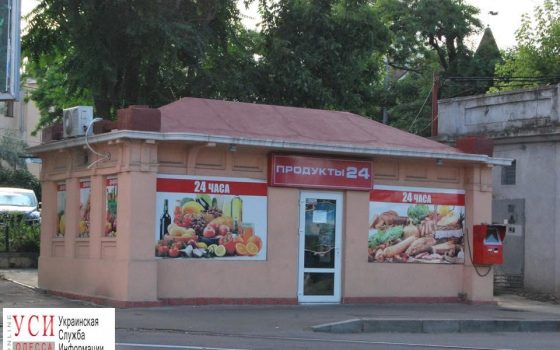 Незаконная торговля: одесситка захватила на Фонтане памятник архитектуры (фото) «фото»