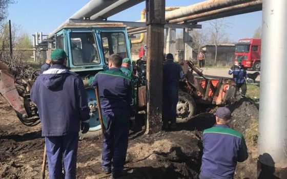 На Пересыпи произошел прорыв нефтепровода: горючим залило более 500 квадратных метров земли (фото) usionline.com На Пересыпи произошел прорыв нефтепровода: горючим залило более 500 квадратных метров земли (фото) «фото»