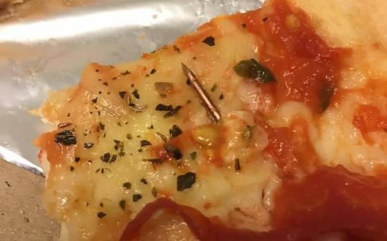 Одесситы нашли в пицце гвоздь: его чуть не съел ребенок (фото) «фото»