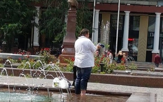 В центре Одессы мужчина стирал одежду в фонтане (фотофакт) usionline.com В центре Одессы мужчина стирал одежду в фонтане (фотофакт) «фото»