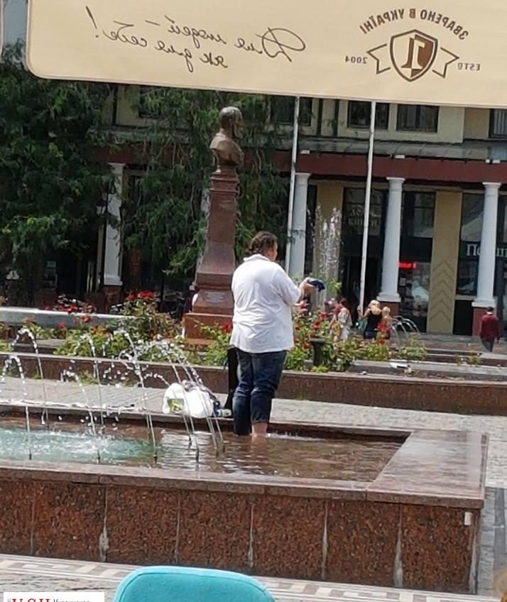В центре Одессы мужчина стирал одежду в фонтане (фотофакт) «фото»