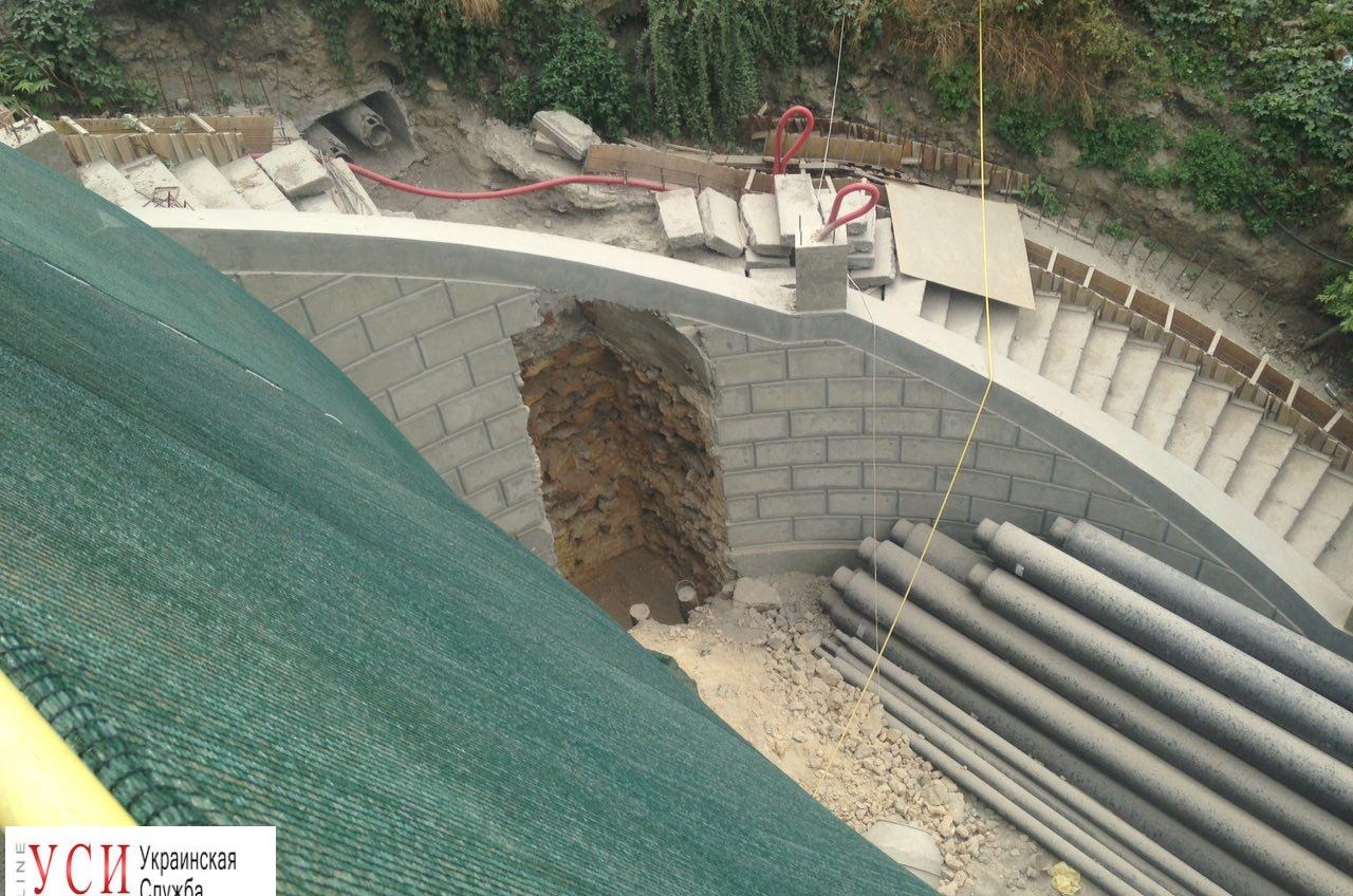 Рабочие разрушили две лестницы моста Коцебу из-за забытых коммуникаций (фото) «фото»