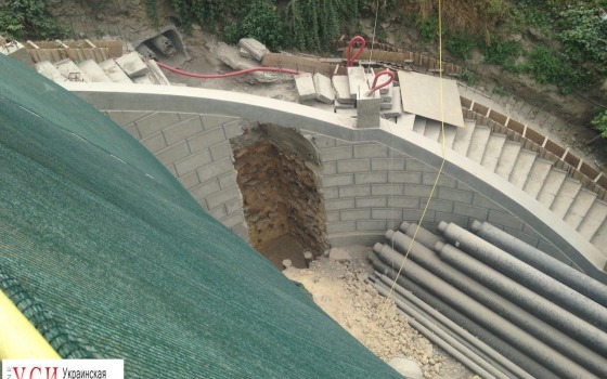 Рабочие разрушили две лестницы моста Коцебу из-за забытых коммуникаций (фото) «фото»