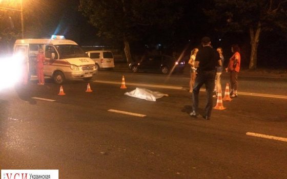 На Слободке внедорожник насмерть сбил женщину: водитель скрылся, а номера спрятали при полицейских (фото, видео) usionline.com На Слободке внедорожник насмерть сбил женщину: водитель скрылся, а номера спрятали при полицейских (фото, видео) «фото»