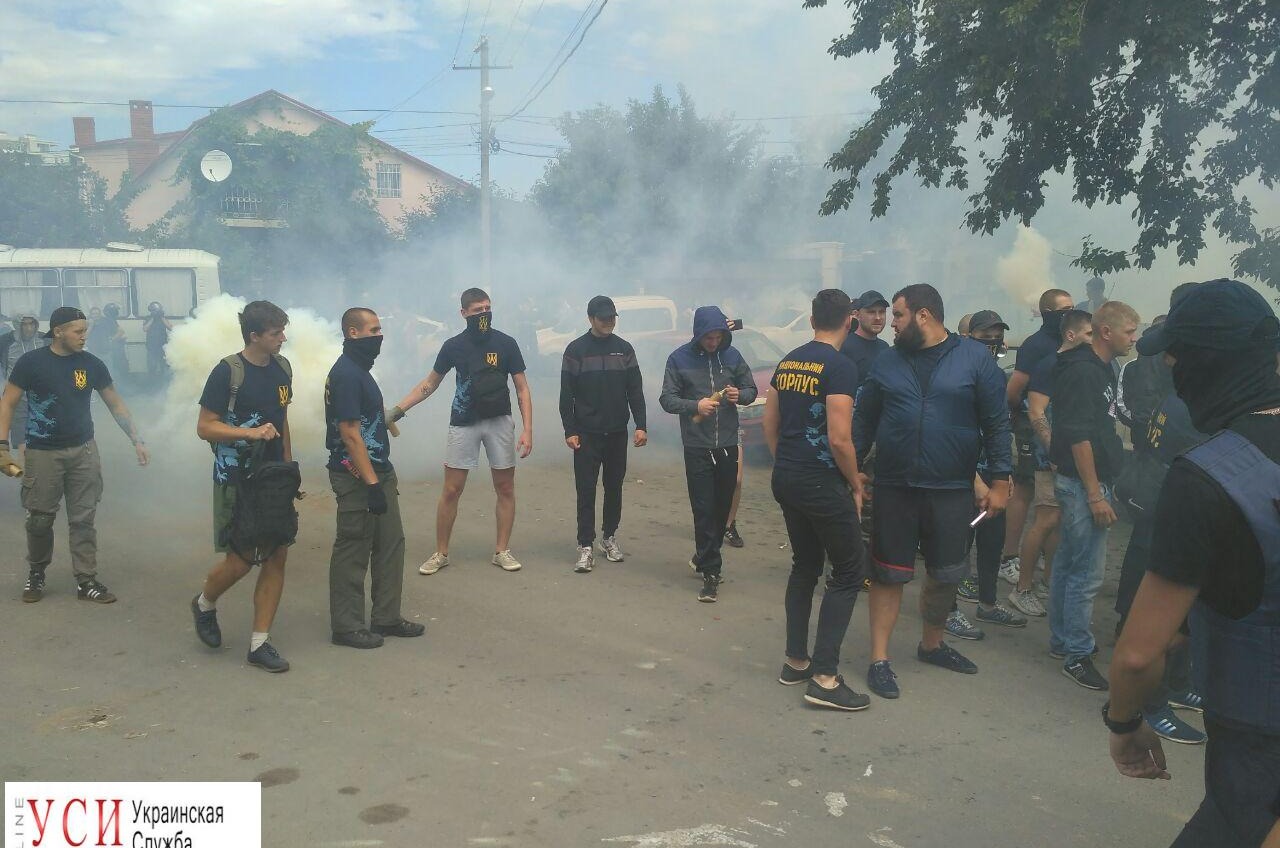 Радикалы сорвали мирное собрание возле Аркадии, применив слезоточивый газ и дымовые шашки (фото) «фото»
