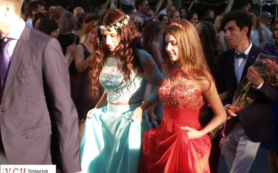 Выпускной в Черноморске: вечерние наряды вчерашних школьниц (фото) «фото»