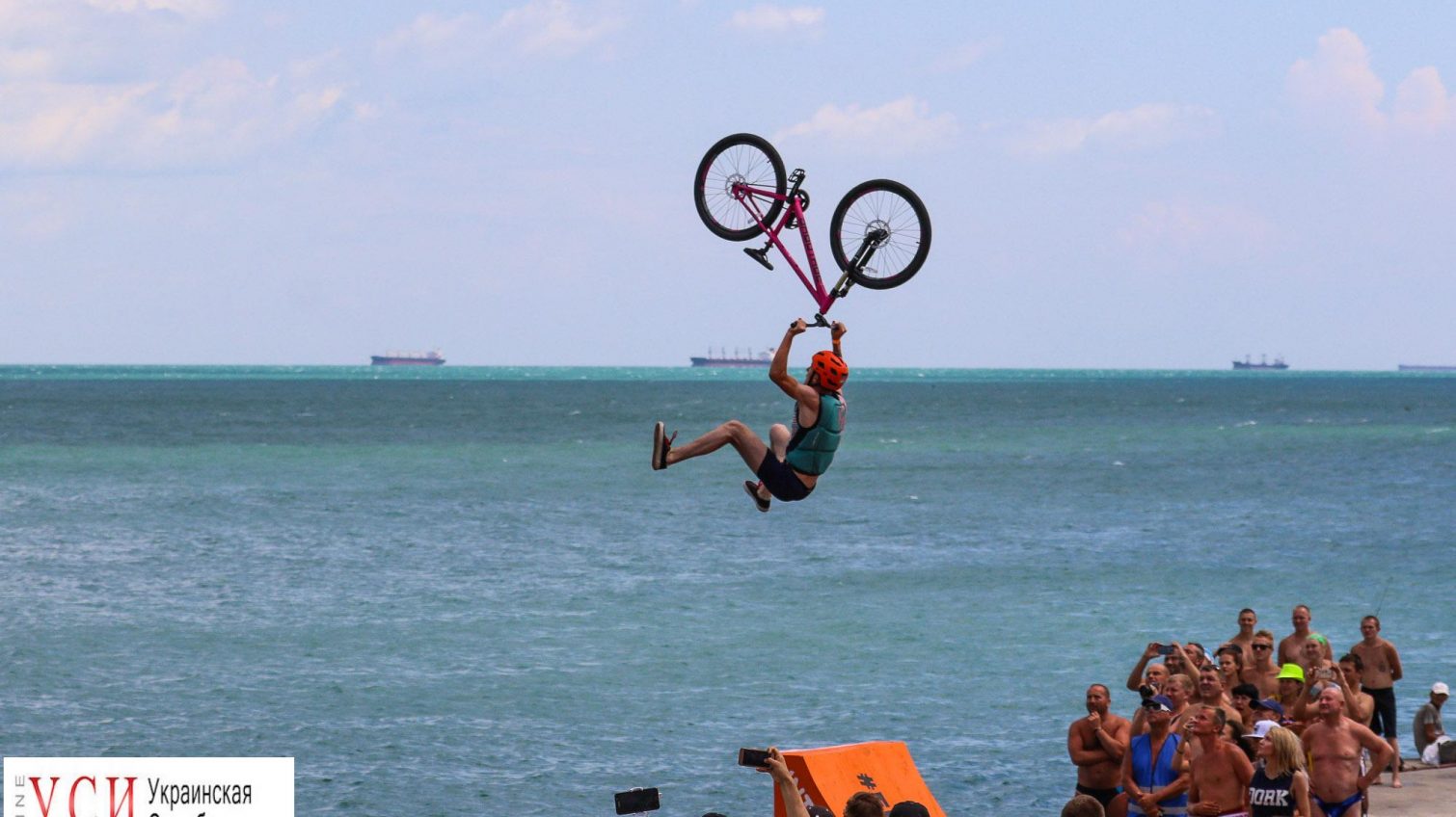 На Ланжероне экстремалы соревновались в прыжках на велосипедах в море (фоторепортаж) «фото»