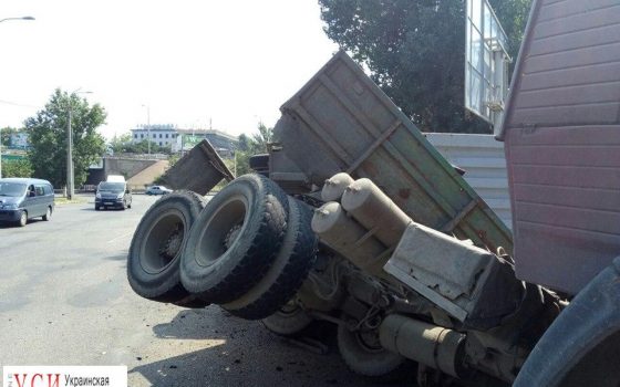 На Балковской перевернулся грузовик (фото) usionline.com На Балковской перевернулся грузовик (фото) «фото»