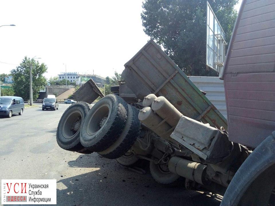 На Балковской перевернулся грузовик (фото) «фото»