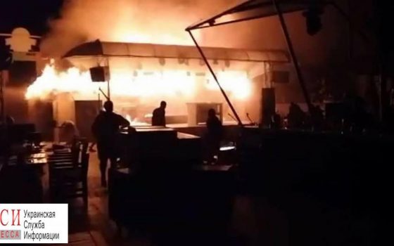 В Одессе горит ночной клуб “Пляжник” (фото, видео) ОБНОВЛЕНО usionline.com В Одессе горит ночной клуб “Пляжник” (фото, видео) ОБНОВЛЕНО «фото»