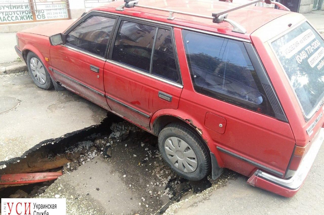Несколько автомобилей провалились под асфальт на парковке в центре Одессы (фото) «фото»