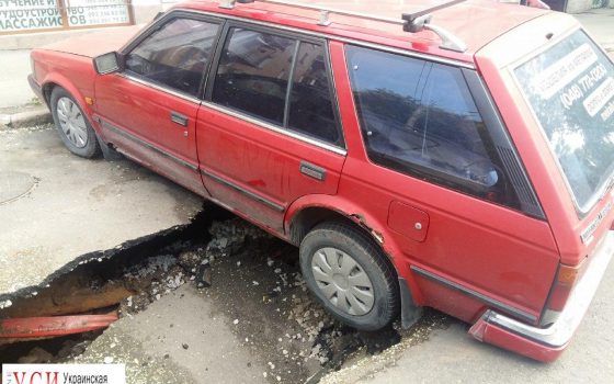Несколько автомобилей провалились под асфальт на парковке в центре Одессы (фото) usionline.com Несколько автомобилей провалились под асфальт на парковке в центре Одессы (фото) «фото»