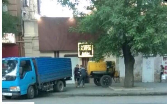 В Одессе обнаружили гараж, в котором в антисанитарных условиях разливают “уличный” квас (фото) usionline.com В Одессе обнаружили гараж, в котором в антисанитарных условиях разливают “уличный” квас (фото) «фото»