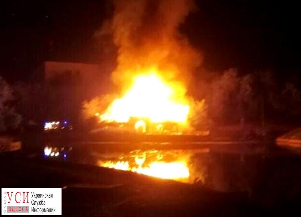 Ночью в Дюковском парке сгорела крепость (фото, видео) «фото»