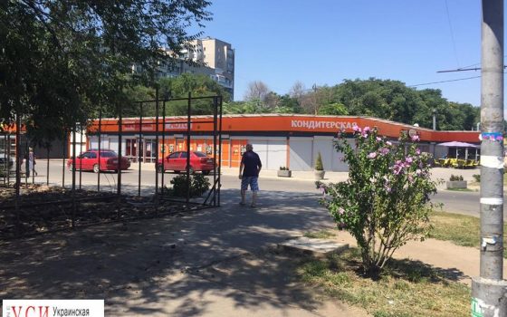 Благоустройство по-одесски: на Таирова на месте газона решили построить ряд МАФов, чтобы “защититься от стихийной торговли” (фото) «фото»