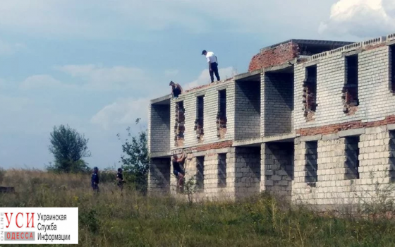 В Балте спасатели и полицейские отговорили девушку прыгать с крыши (фото) «фото»