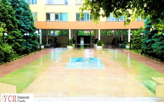 В одесской гимназии  комиссия будет разбираться с массовыми жалобами: родители утверждают, что все покупают сами «фото»