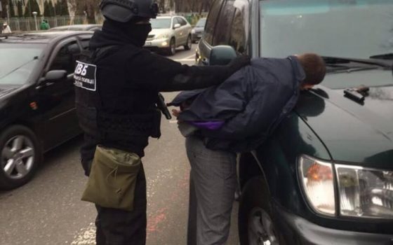 “Антикоррупционная” организация: двух активистов и полицейского судят за получение взятки (фото) «фото»