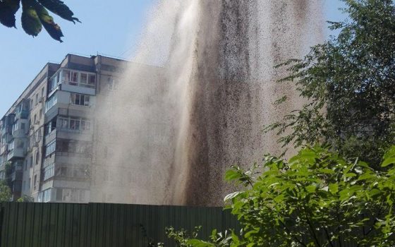 На Люстдорфской дороге забил “гейзер” (видео) «фото»