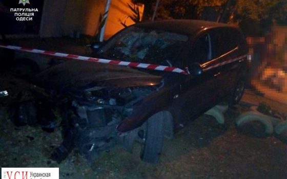 Одесса: ночью нетрезвый водитель влетел в бетонную ограду (фото) «фото»