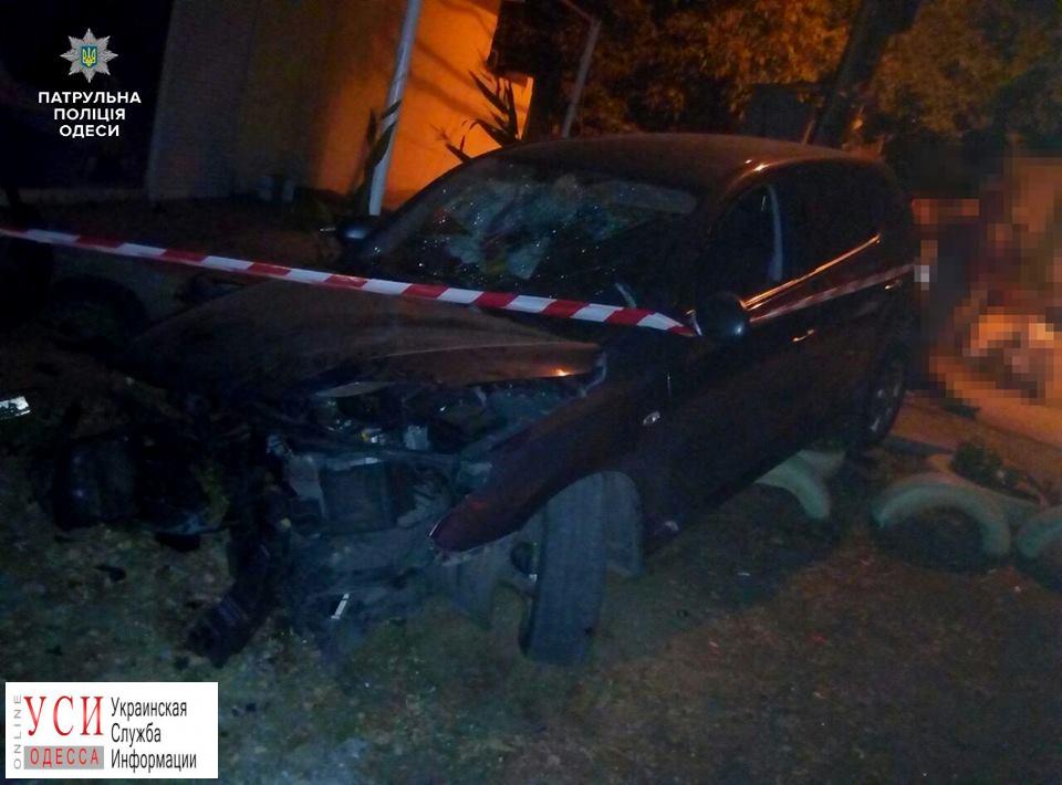 Одесса: ночью нетрезвый водитель влетел в бетонную ограду (фото) «фото»
