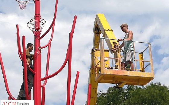 Двое одесских художников установили инсталляцию “Древо Жизни” у Дворца спорта (фото) «фото»