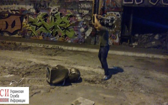 Одесса: активисты разбили бюст Жукова (фото) «фото»