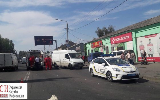 В Одессе автомобиль вылетел на обочину: три человека в больнице (фото) «фото»
