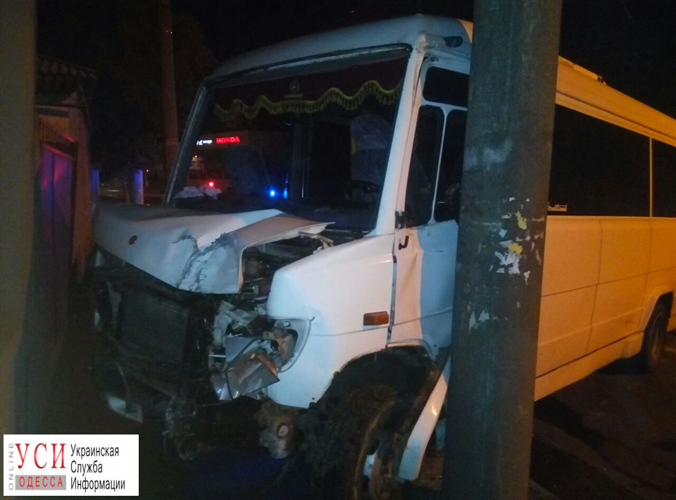В Одессе микроавтобус влетел в столб: водитель и пассажир в больнице (фото) «фото»