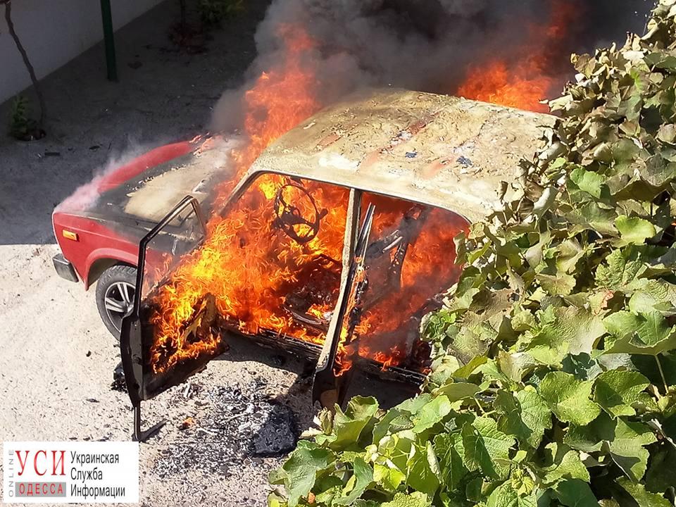 В Черноморске сгорел автомобиль (фото, видео) «фото»