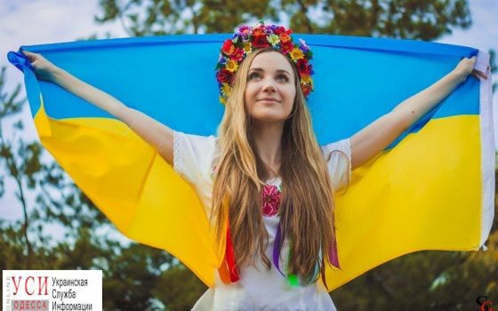 День независимости по-одесски: патриотический забег, живая вышиванковая цепь к морю и массовый диктант «фото»