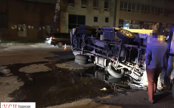 Фура, три легковушки и сбежавший водитель: в Одессе произошла смертельная авария (фото) «фото»