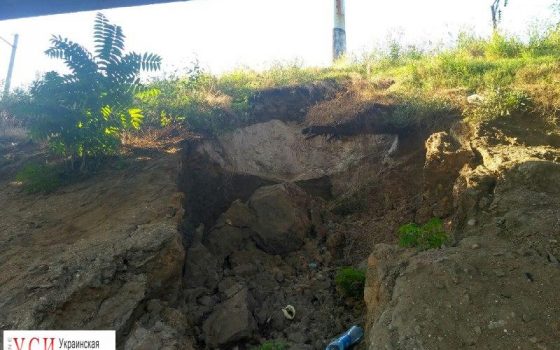 Под Пересыпским мостом размывается почва (фото) «фото»