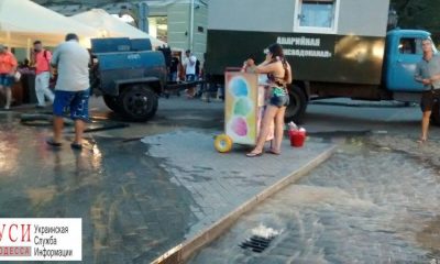 Книжный фестиваль на Дерибасовской утонул в канализационных водах (фото) usionline.com Книжный фестиваль на Дерибасовской утонул в канализационных водах (фото) «фото»