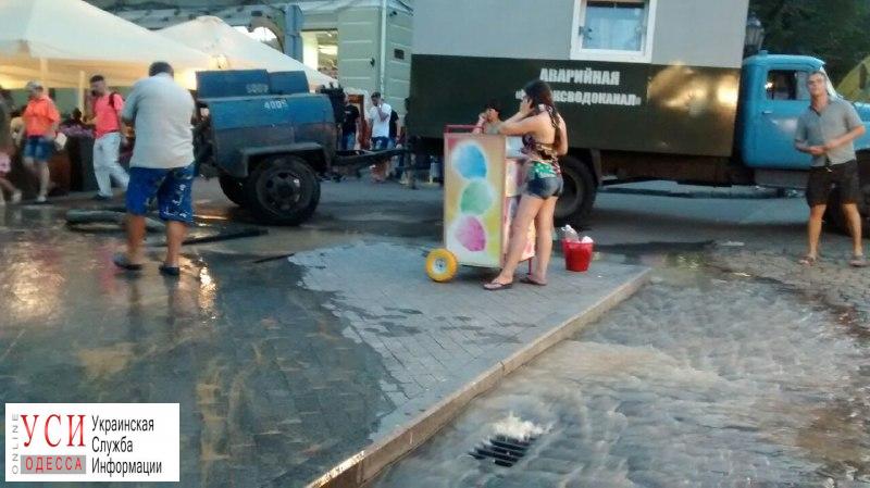 Книжный фестиваль на Дерибасовской утонул в канализационных водах (фото) «фото»