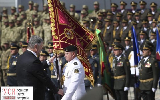 Одесские морпехи получили боевое знамя из рук президента Украины (фото) «фото»