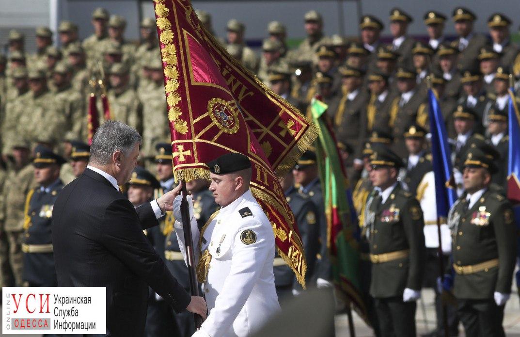 Одесские морпехи получили боевое знамя из рук президента Украины (фото) «фото»