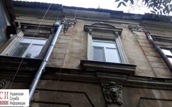 На Базарной обвалилась часть карниза (фото) «фото»