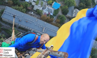 Одесский руфер поднял шестиметровый флаг над городом (видео) «фото»