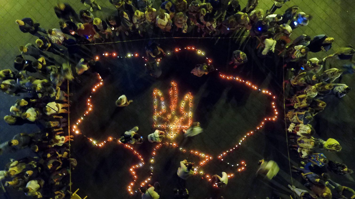 Флешмоб на Приморском: одесситы зажгли Украину (фото, видео) «фото»