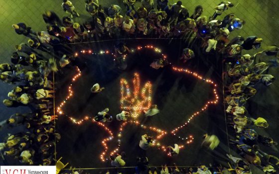 Флешмоб на Приморском: одесситы зажгли Украину (фото, видео) «фото»
