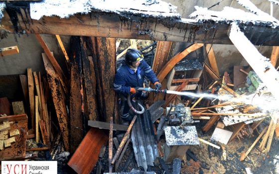 В поселке Таирово из-за ошибки строителей сгорела крыша здания (фото) «фото»