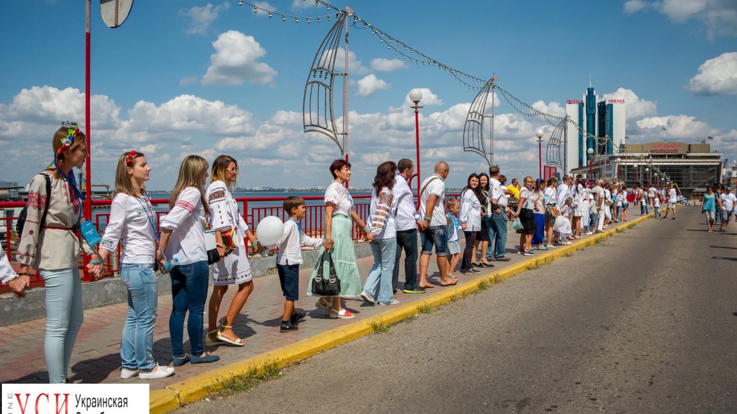 Участники “Вишиванкового фестиваля” не смогли побить рекорд прошлого года, создав живую цепь длиной в несколько километров (фоторепортаж) «фото»