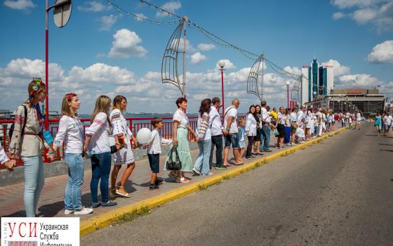 Участники “Вишиванкового фестиваля” не смогли побить рекорд прошлого года, создав живую цепь длиной в несколько километров (фоторепортаж) «фото»