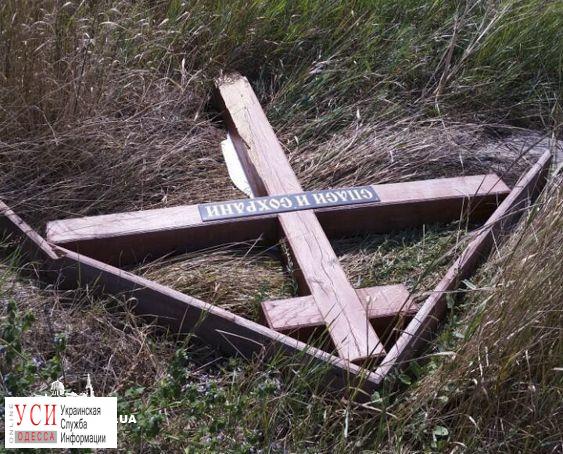 Вандалы спилили поклонный крест на въезде в Одессу (фото) «фото»
